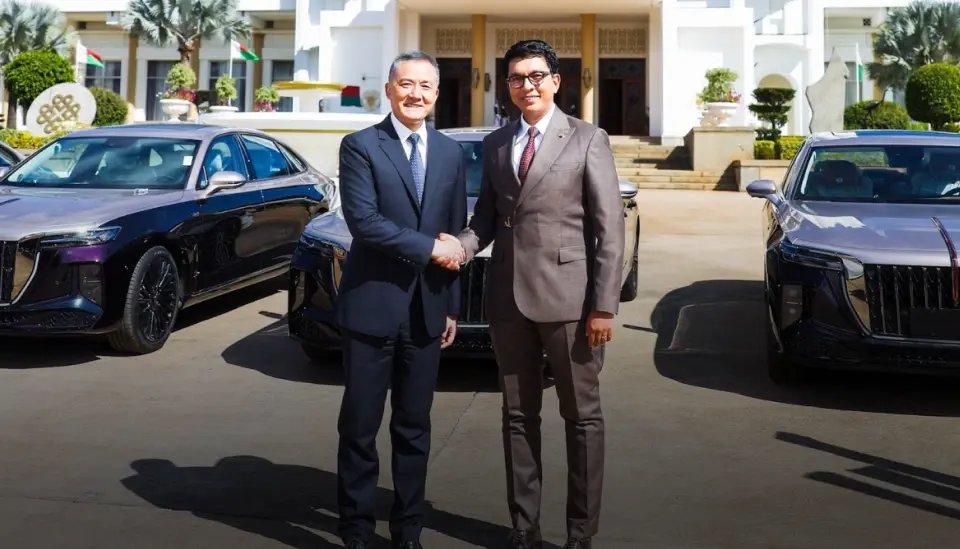 Remise officiellement 16 voitures de marque Hongqi H9 2.0T par Chine