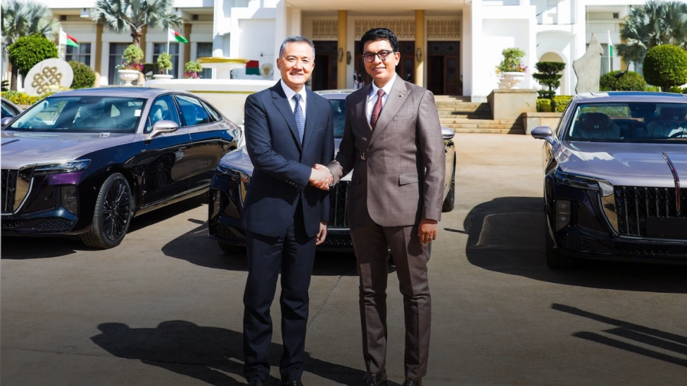 Remise officiellement 16 voitures de marque Hongqi H9 2.0T par Chine