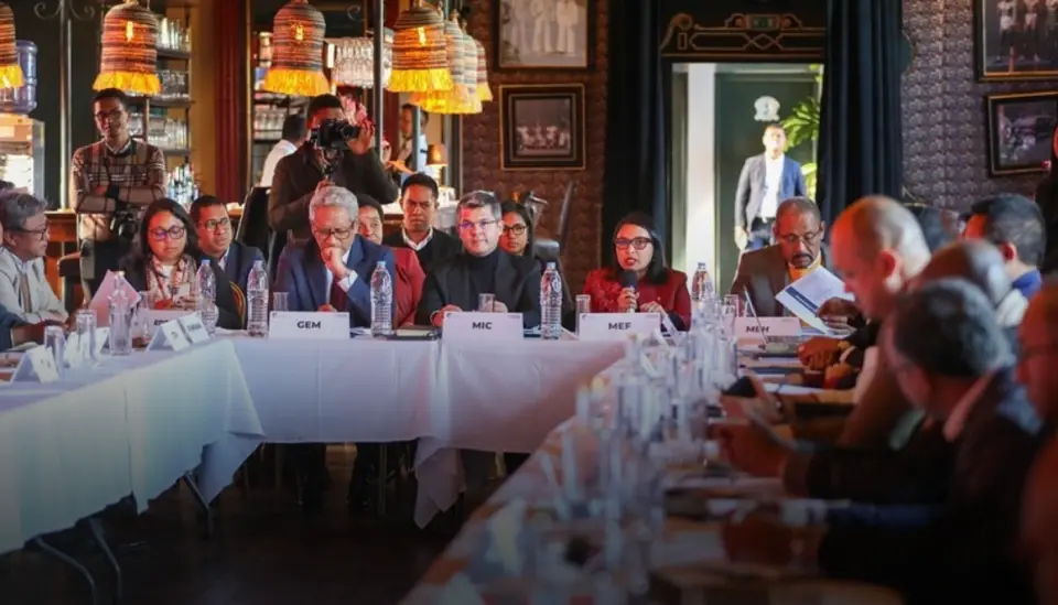 Dialogue between public authorities and representatives of the private sector