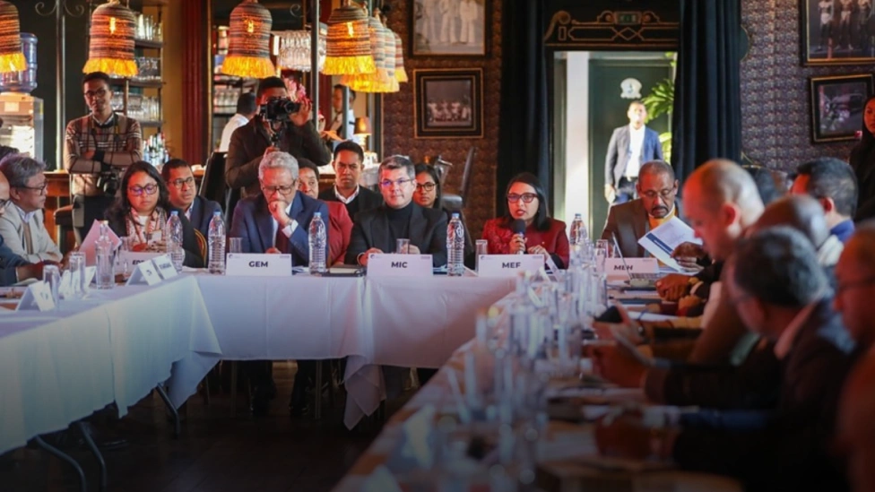 Dialogue between public authorities and representatives of the private sector
